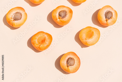 Tableau sur toile Halves of apricots on a white background