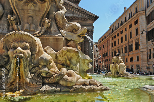 Roma, la fontana della piazza del Pantheon