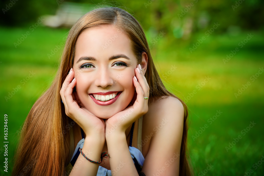 Naklejka premium smile with white teeth