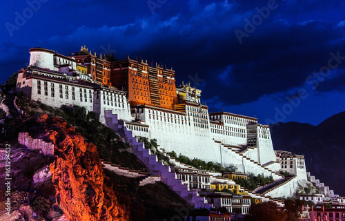 Canvas-taulu Night Scene of Potala Palace in Lhasa, Tibet Autonomous Region