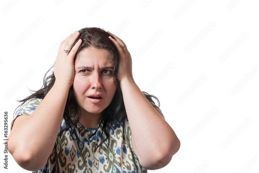 Fototapeta premium Unhappy brunette young woman holding hands on her head isolated on white background