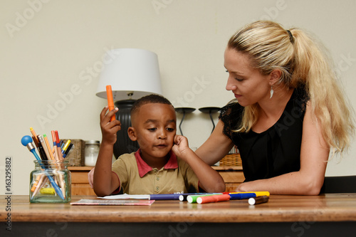 soutien scolaire à domicile pour un très jeune enfant photo