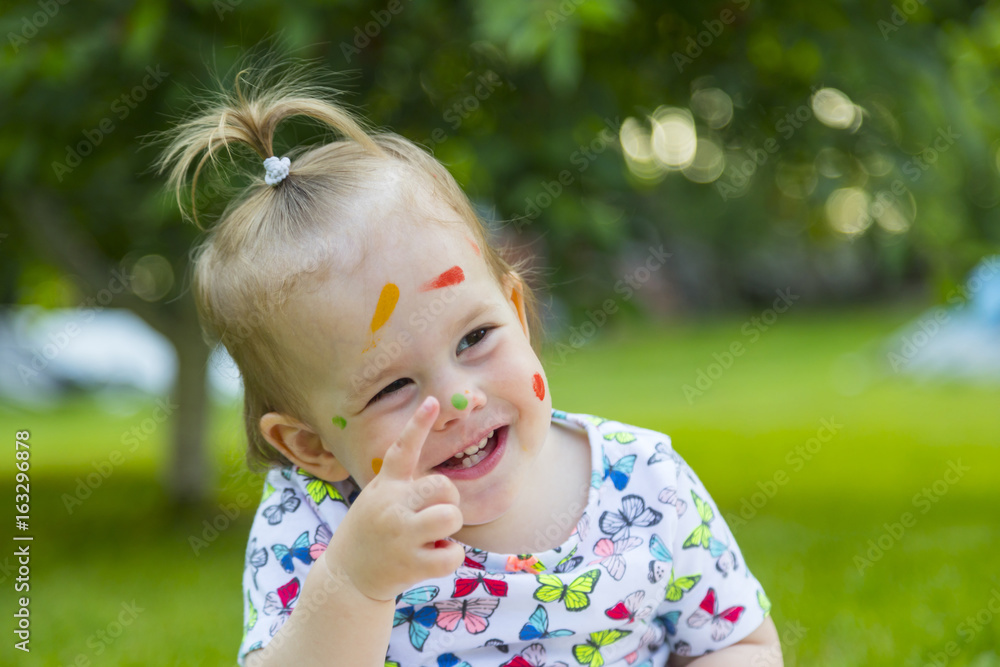 Beautiful baby girl play with colors and learning to draw and painting. Beautiful baby girl play with colors and learning to draw and painting.