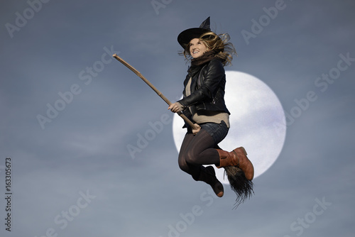 Photography Frau Hexe fliegt mit Besen Vollmond