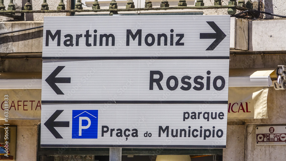Obraz premium Direction signs in Lisbon leading to Rossio and Martim Moniz