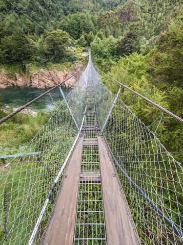 Fototapeta Naklejka Na Ścianę i Meble -  Hängebrücke über den Buller River, Region Westcoast, Neuseeland, Südinsel