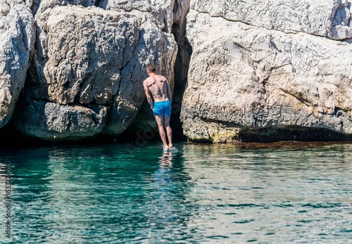 Homme plongeant dans la méditerannée. © Bernard GIRARDIN