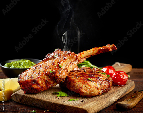 Tableau sur toile freshly grilled steaks