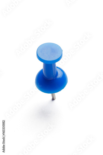 Φωτογραφία close up of a pushpin on white background
