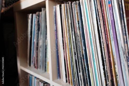 Vinyles 45 tours et 33 tours rangés dans une étagère
