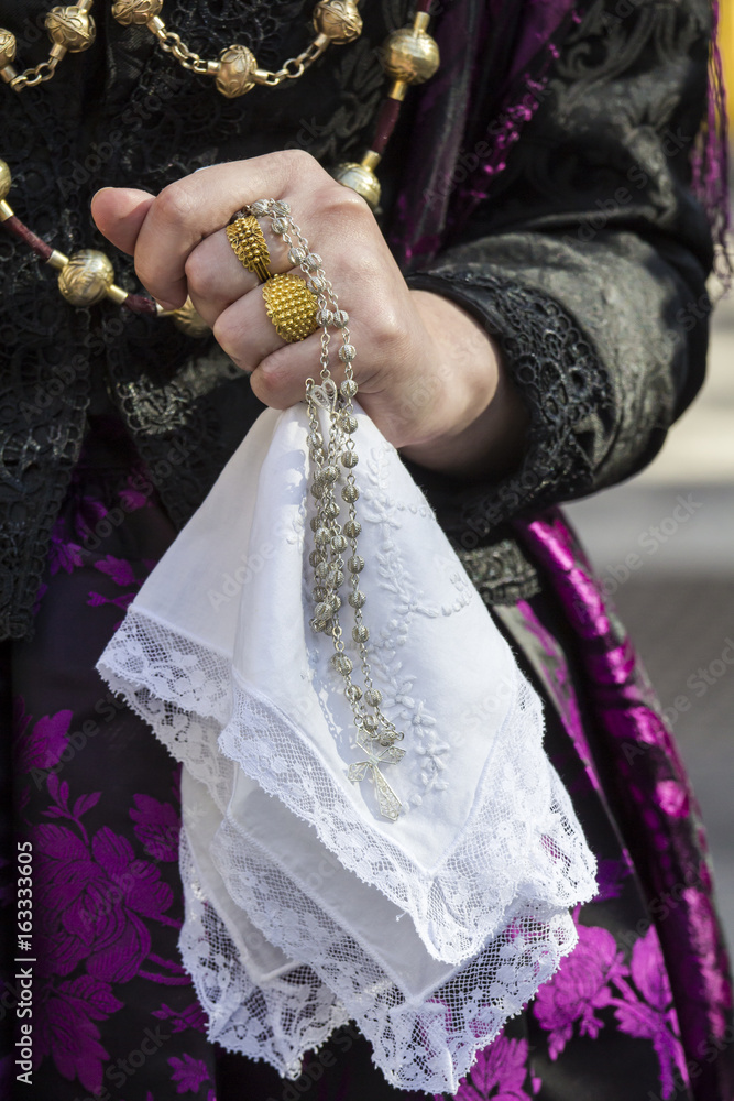 CAGLIARI, ITALIA - 2015 MAGGIO 1: 359^ Processione Religiosa di Sant'Efisio - dettaglio di un costume tradizionale sardo - Sardegna