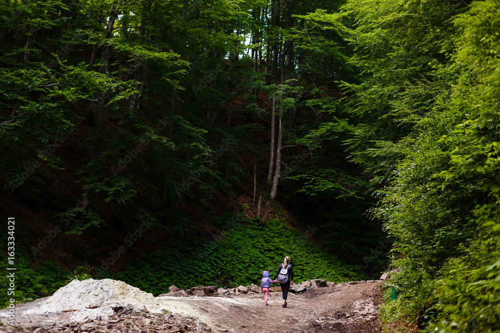 Obraz premium Mother and daughter go camping on a mountain