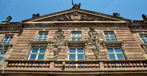 Fassade der Aubette am Kleberplatz mit Giebeldreieck und Balkon vor strahlend blauem Himmel photo