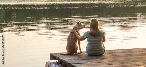 Tableau sur toile Hund mit seinem Frauchen auf einem Boot