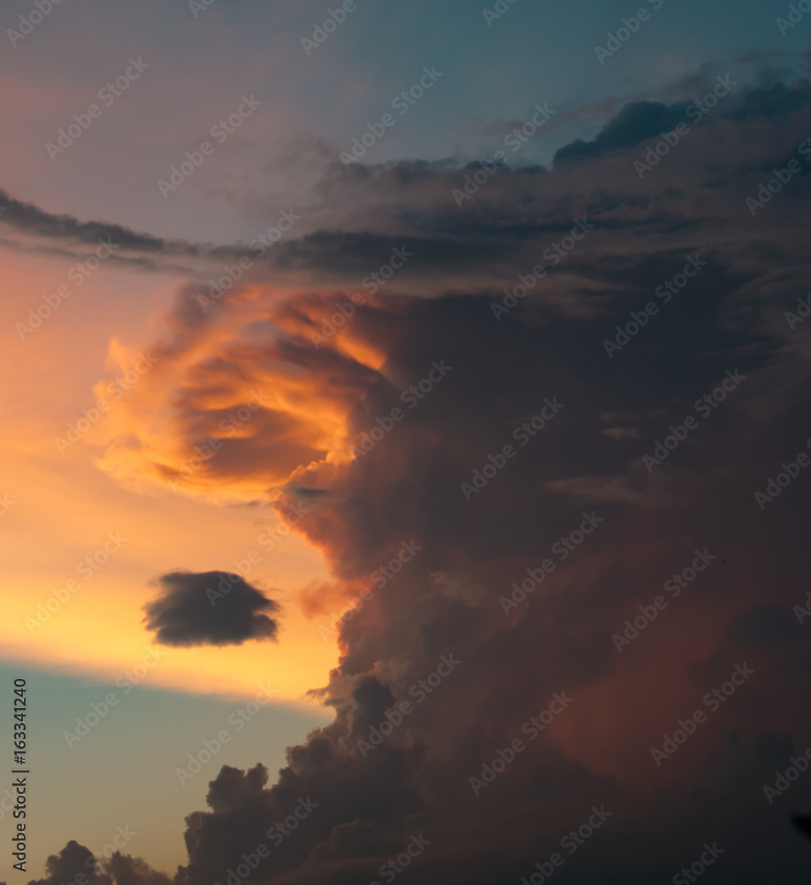 Wolken die sich auftürmen zur golden Stunde beim Sonnenuntergang mit besonderem Muster