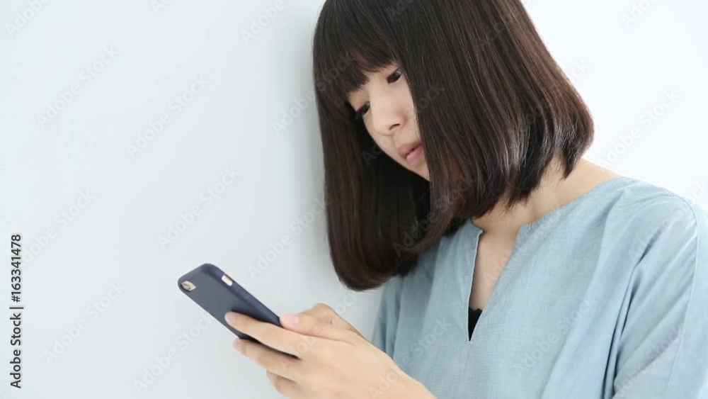 スマートフォンを使う女性 スマートフォンを使う女性