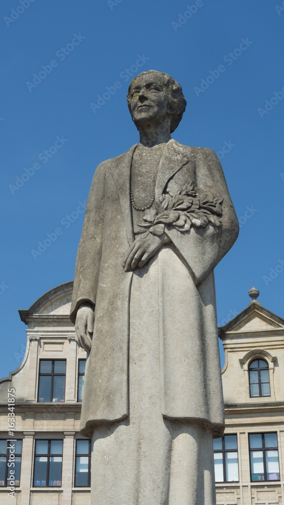 Fototapeta premium Public statue of Elisabeth of Bavaria, Queen of Belgium (from 1876-1965) at the foot of Mont des Arts in Brussels, Belgium.