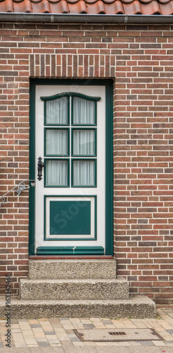 Grün weiße Haustür mit Sprossenfester