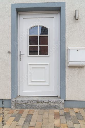 Weiße Haustür mit Fenstern