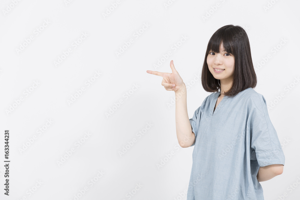 ポーズをする女性