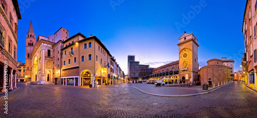 Tableau sur toile Mantova city Piazza delle Erbe evening view