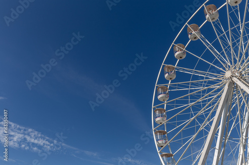 Riesenrad vor blauem Himmel im Süden Englands