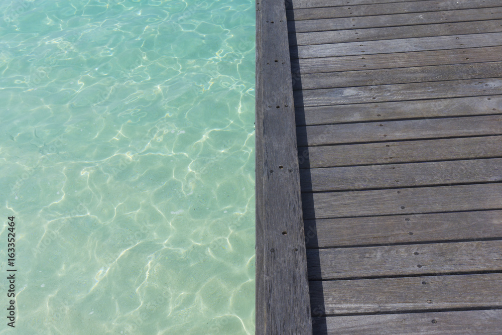 Obraz premium Wooden pier over clear blue sea