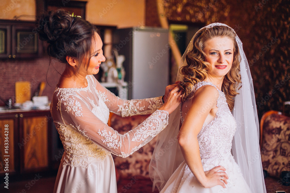 Naklejka premium Bridesmaids and bride preparing at room on wedding morning.