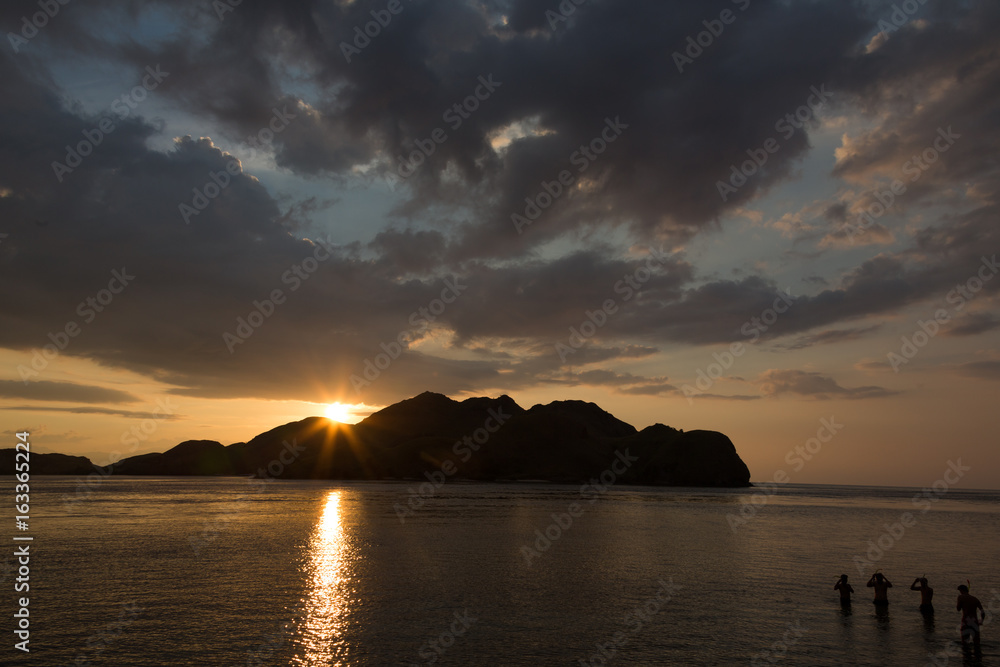 Perlentaucher bei Sonnenuntergang - Komodoarchipel - Indischer Ozean