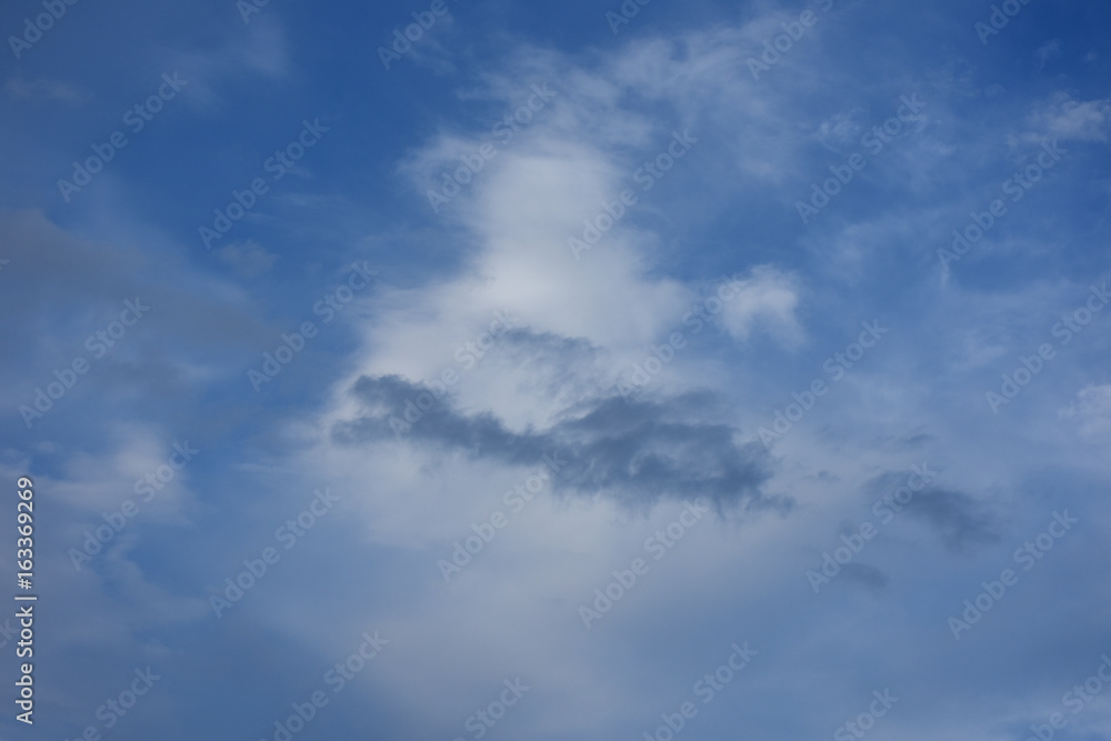 青空と雲「空想・雲のモンスター」突き進む、目指す、存在感などのイメージ