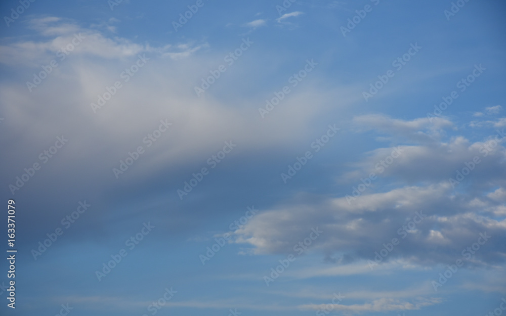 青空と雲「空想・雲のモンスター（移動するモンスターがすれ違うイメージ）」移動、すれ違う、飛び交う、未来、目指すなどのイメージ