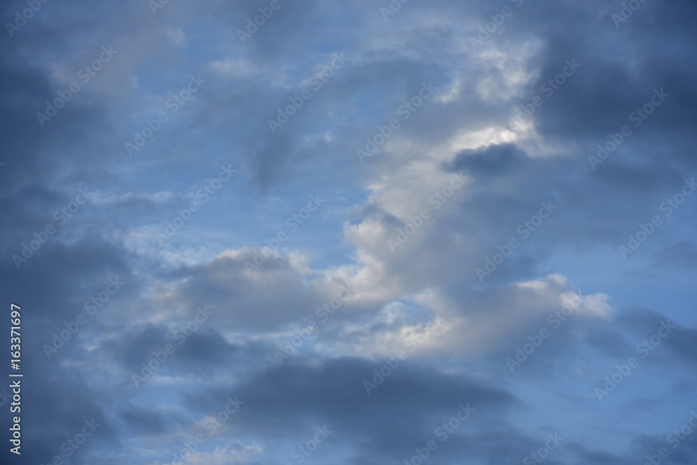 青空と雲「空想・雲のモンスター（天空に浮かぶ顔のイメージ）」