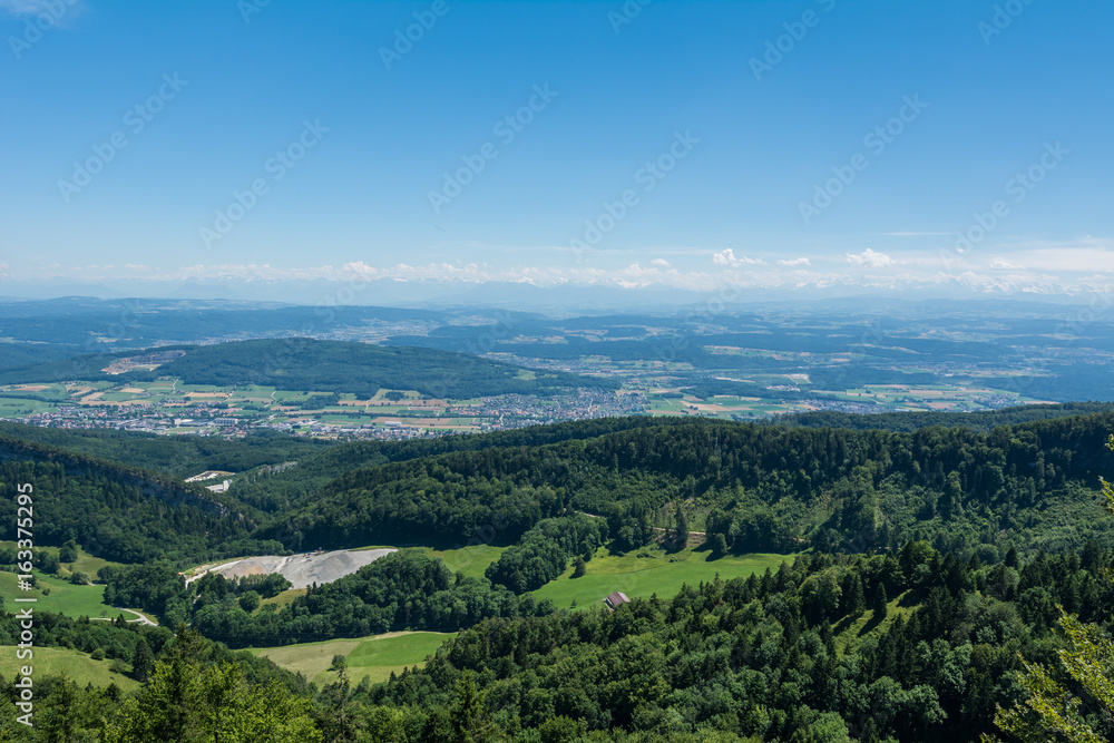 Panorama idylle in den Bergen mit Blick in das Tal