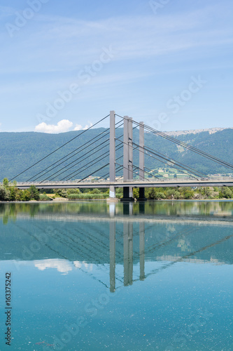 Die Brücke über das Wasser - Spiegelung durch das Bauwerk im Wasser 