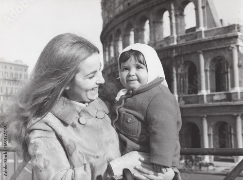 Madre con figlia piccola davanti al Colosseo negli anni settanta