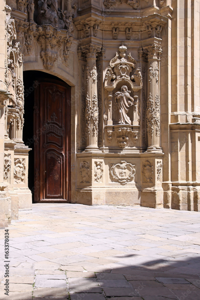 Fototapeta premium portal of santa maria church in san sebastian