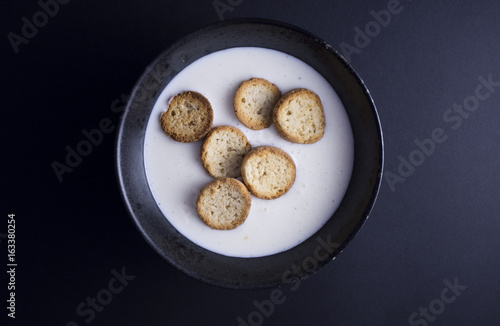 Foto Danish koldskaal - cold buttermilk soup with crispy biscuits named kammerjunker