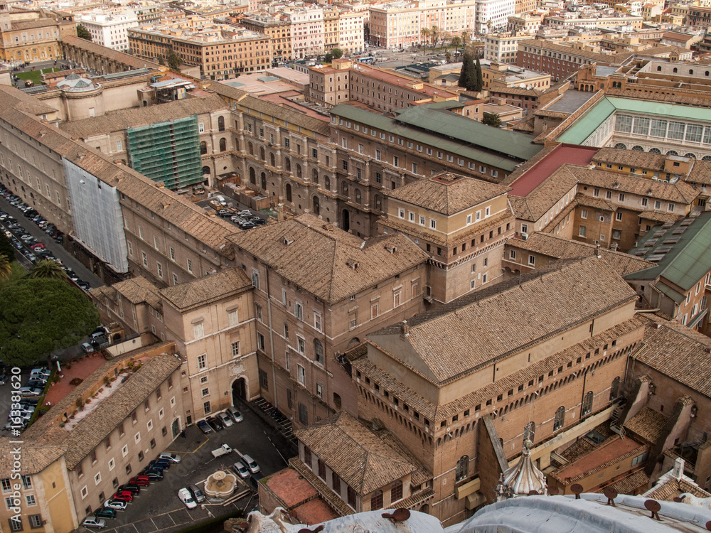 Blick vom Dach des Petersdoms in Rom auf Vatikan