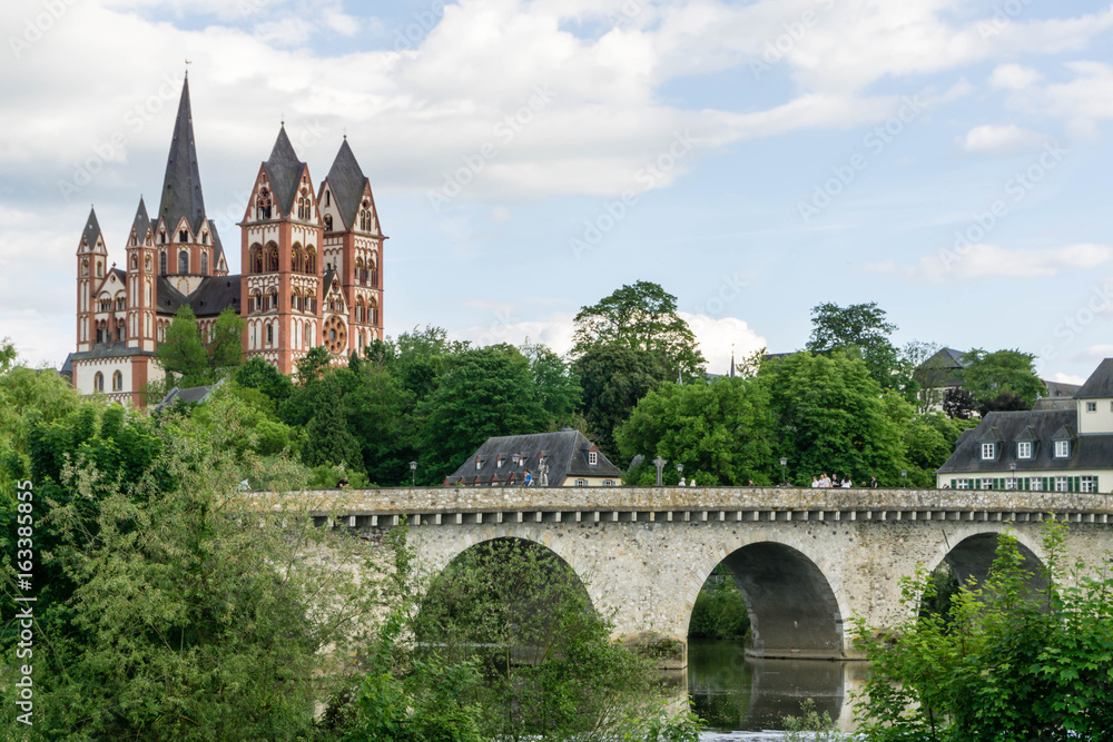 Obraz premium St. Georg Dom in Limburg Hessen bei blauen Himmel mit wolken