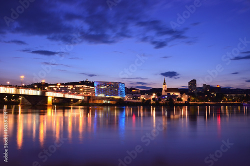 Obraz na plátně Nibelungenbrücke in Linz zur blauen Stunde