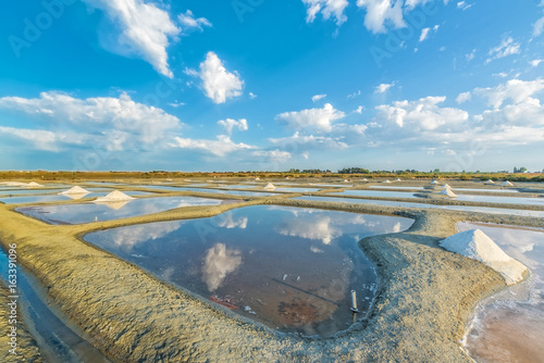 Nuages dans les oeillets salants