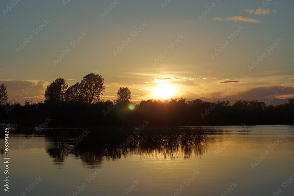 Fototapeta premium The sunset on the lake