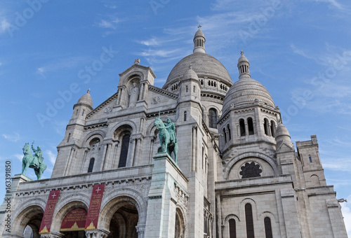 The Basilica of the Sacred Heart of Paris © romantiche