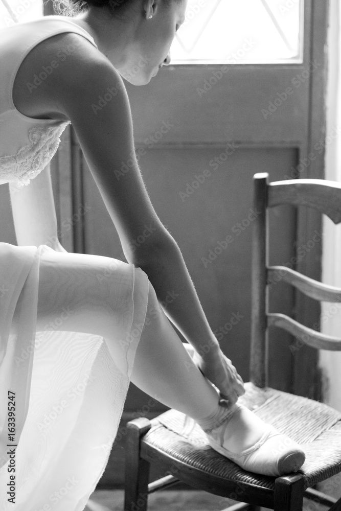 Obraz premium details of ballet dancer wearing pointe shoes