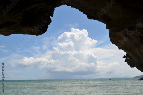 Fotografie Un nuage imbrique dans la roche
