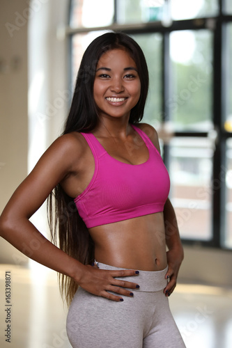 Asiatische Frau in Sportkleidung lacht © Joerch