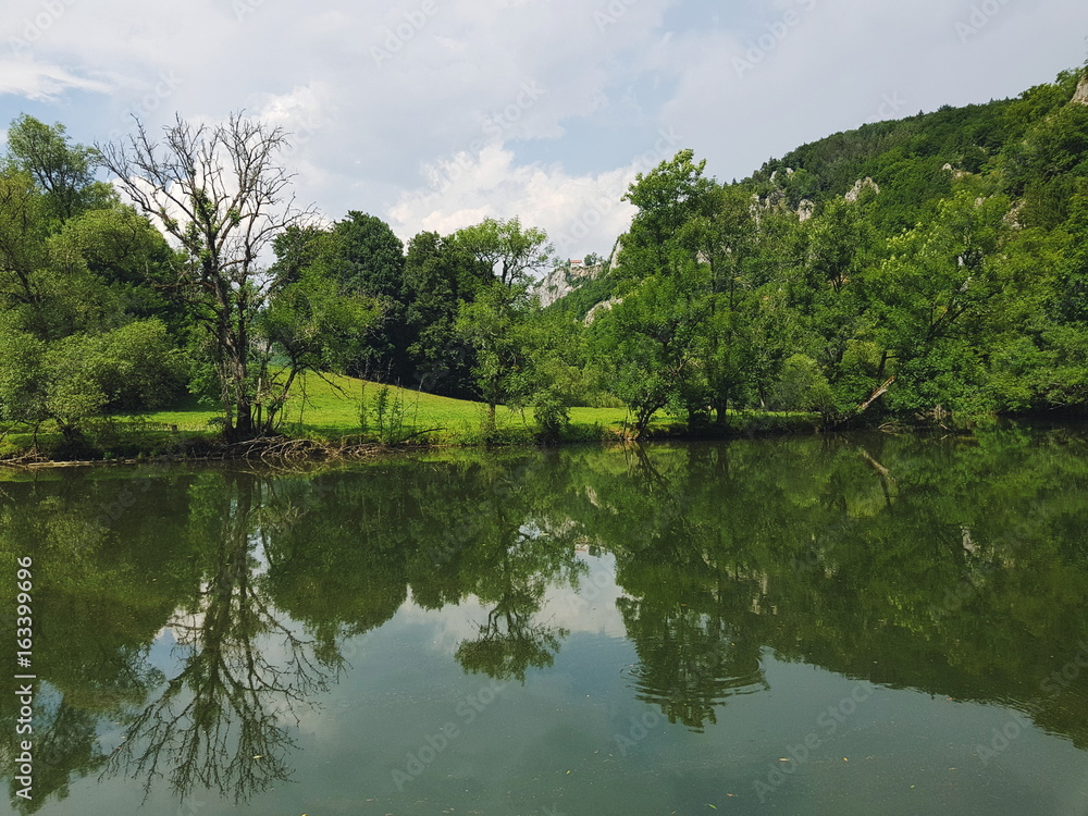 Landschaft im oberen Donautal spiegelt sich in der Donau Landschaft im oberen Donautal spiegelt sich in der Donau