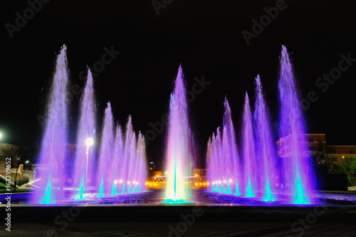 kolorowe fontanny w nocy
