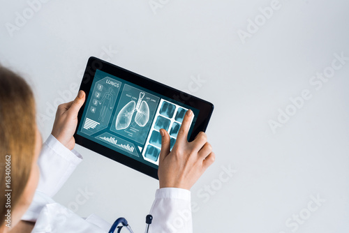 Obraz na płótnie Close of female doctor hands working with tablet pc computer w salonie