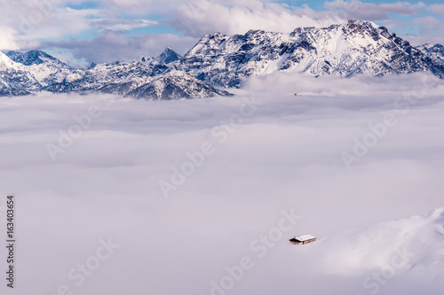 Skihütte durchbricht Wolkendecke